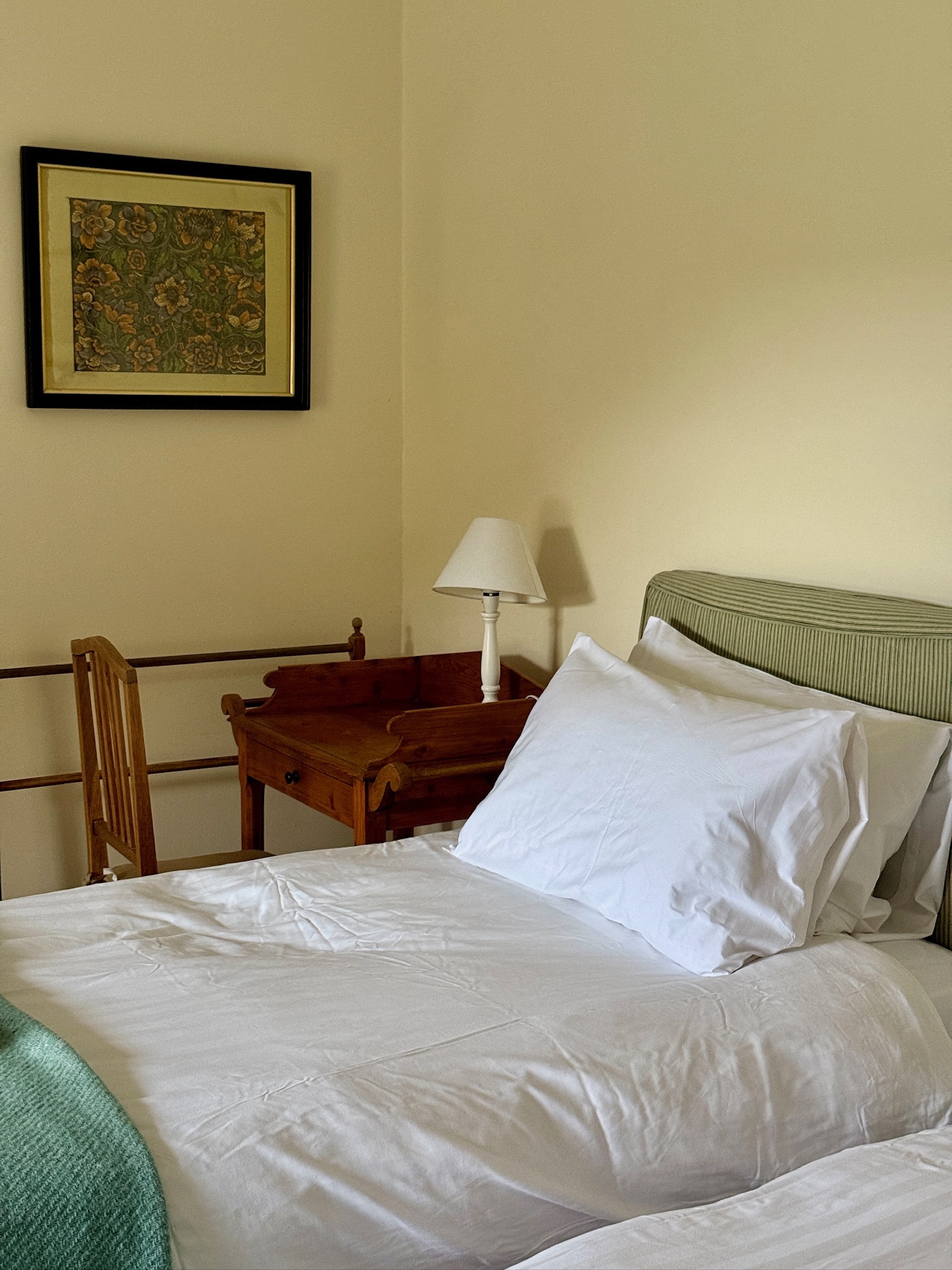 Quiet double bedroom & Shared bathroom