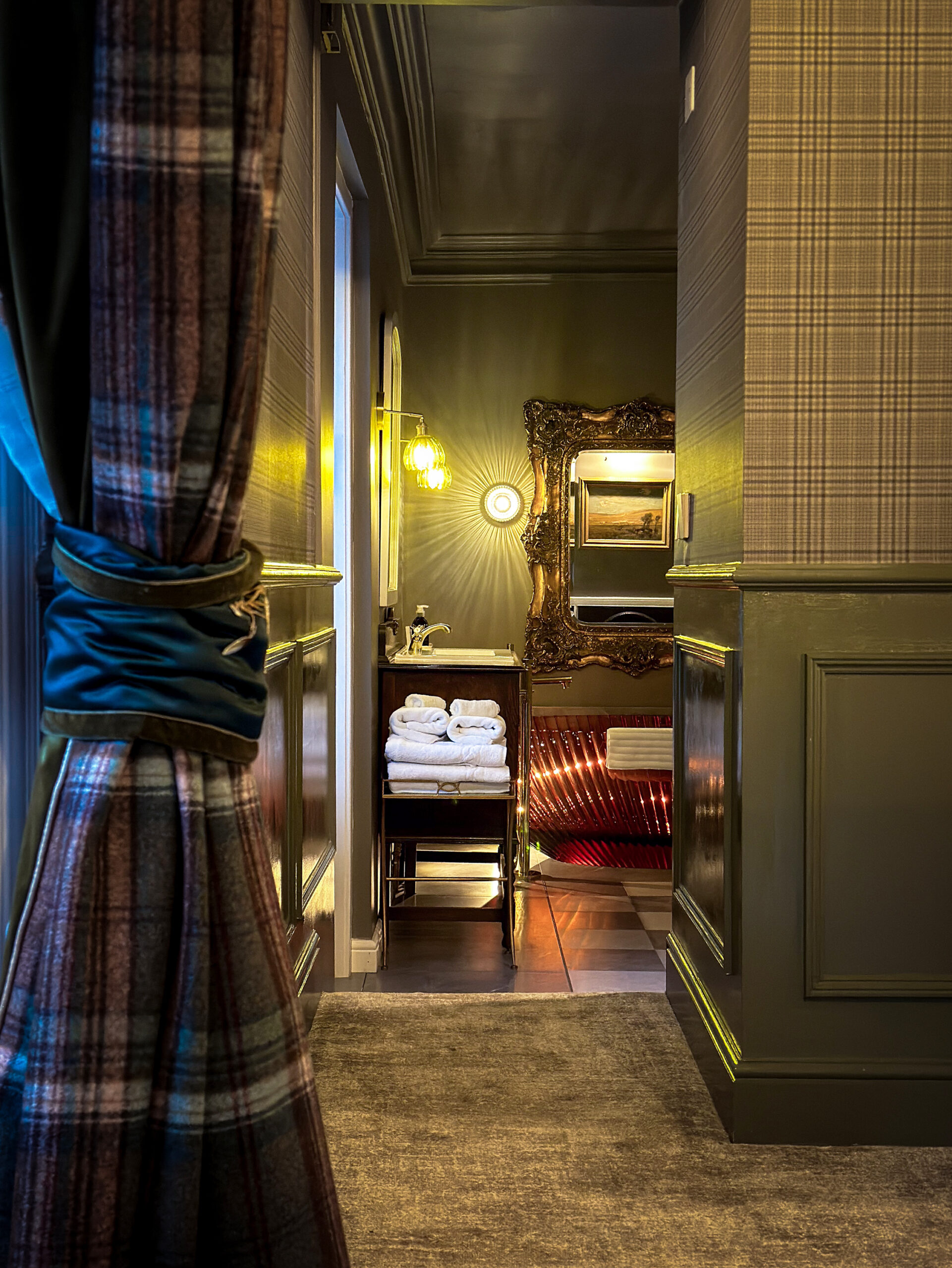 GH_GhillieDhu_Bed_Bathroom